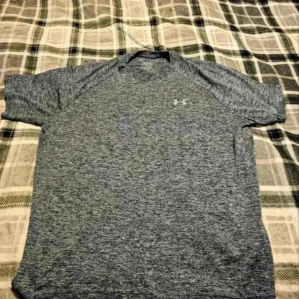 Under Armour XL tech tee with wicking, technology.